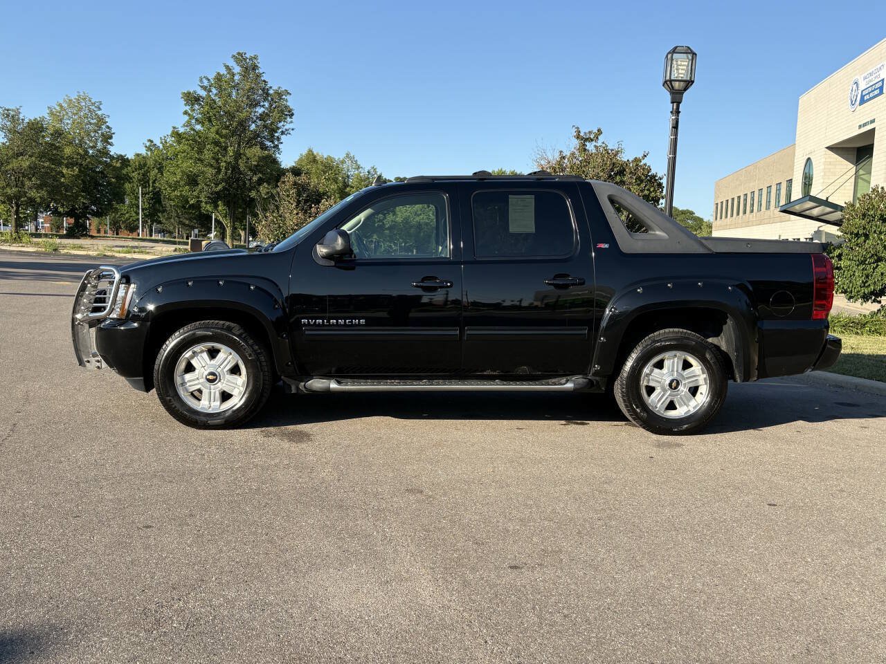 Used 2011 Chevrolet Avalanche LT w/ Suspension Package, Off-Road AWD/4WD image 18