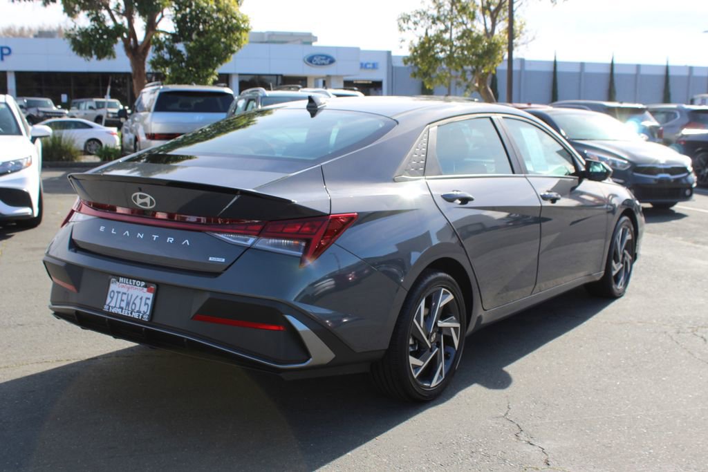 Used 2025 Hyundai Elantra SEL image 7