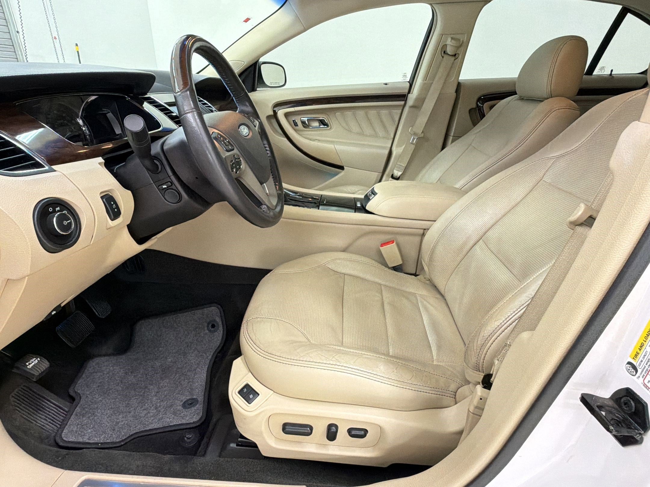 Used 2014 Ford Taurus Limited w/ Equipment Group 301A FWD image 5
