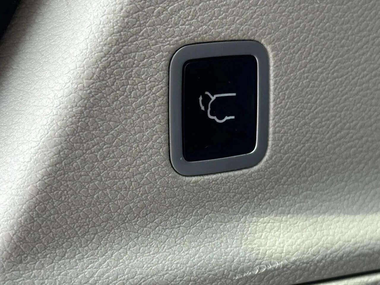 Used 2018 Chrysler Pacifica Touring-L image 46