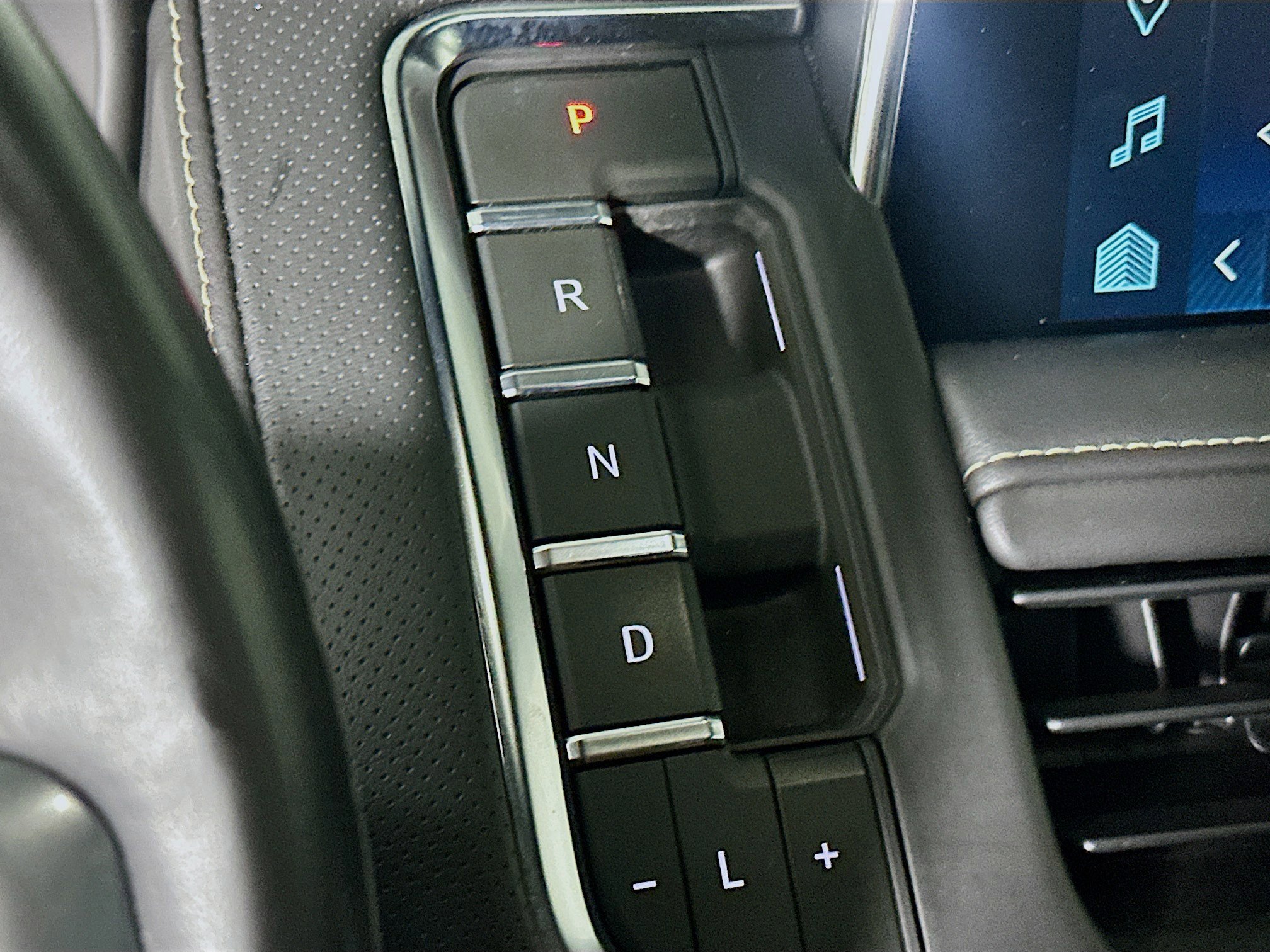 Used 2023 Chevrolet Suburban Premier image 24