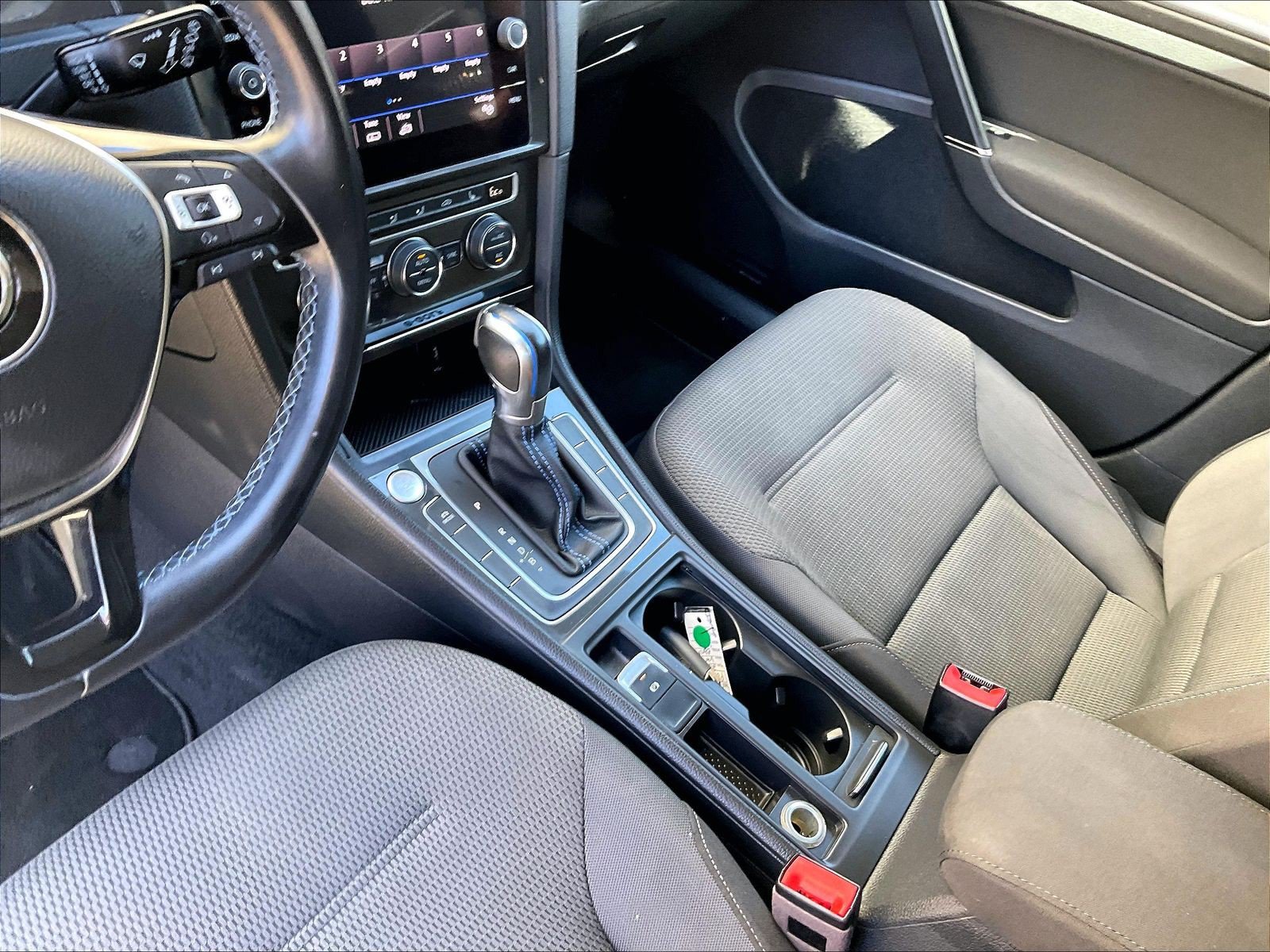 Used 2018 Volkswagen e-Golf SE FWD image 17