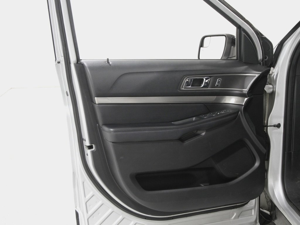 Used 2018 Ford Explorer XLT w/ Equipment Group 202A image 5