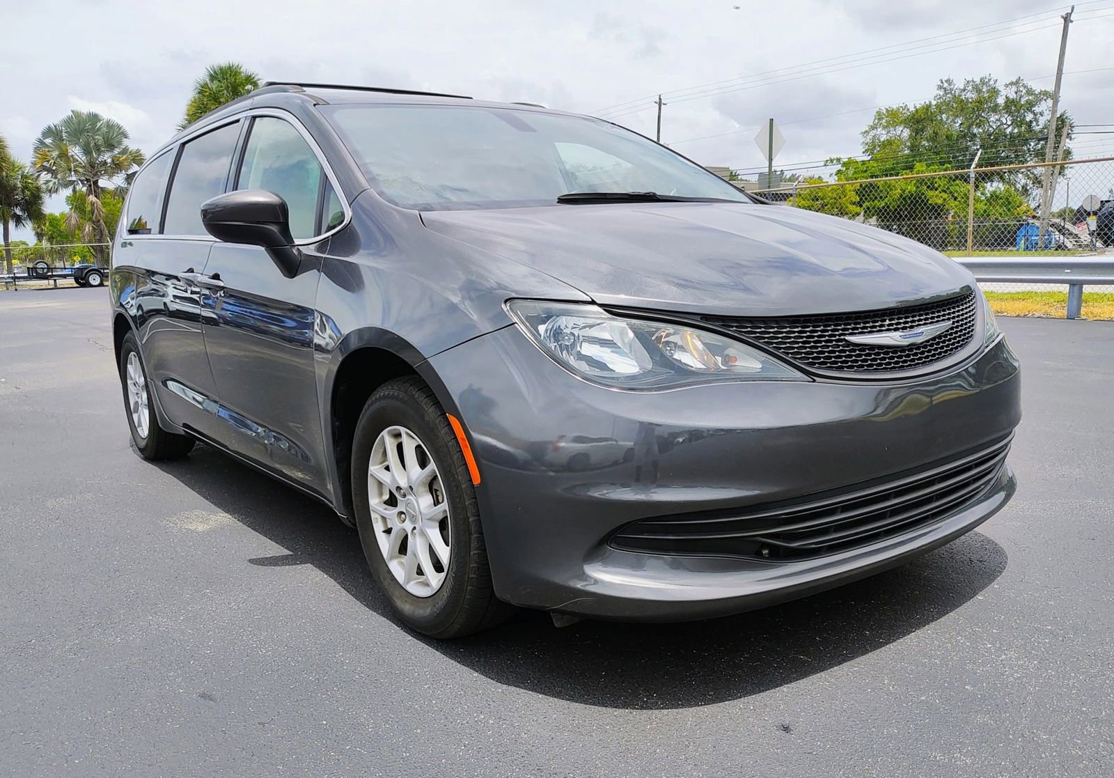 Used 2020 Chrysler Voyager Lxi FWD image 3