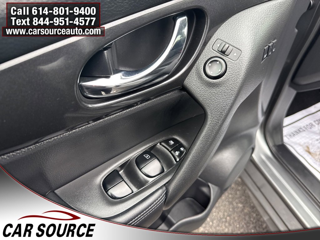 Used 2018 Nissan Rogue SV w/ Premium Package image 17