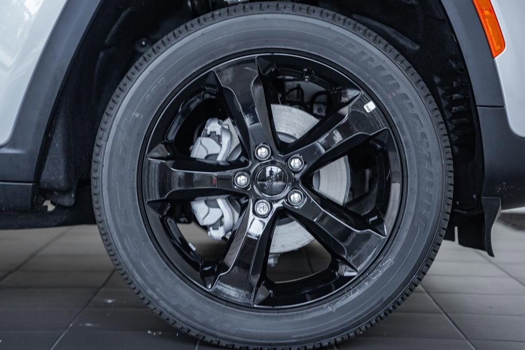 New 2025 Jeep Grand Cherokee Altitude image 16