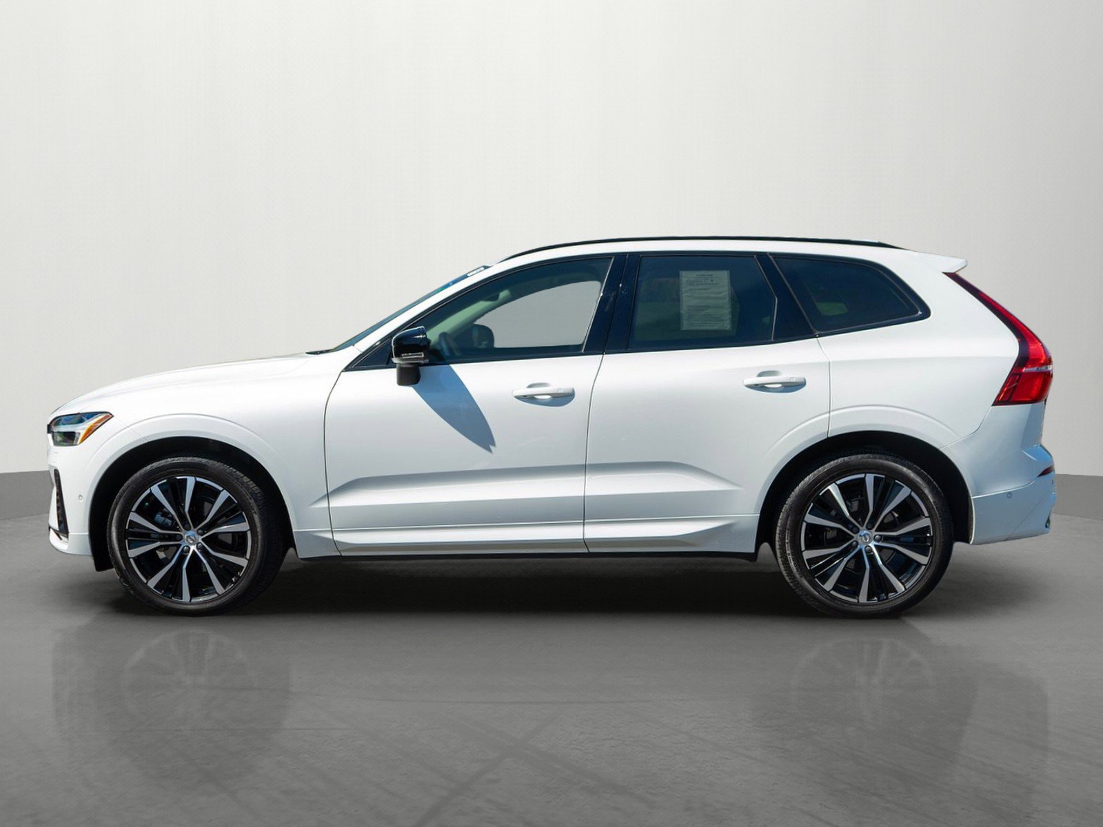 Used 2024 Volvo XC60 B5 Plus w/ Protection Package Premier AWD/4WD image 4