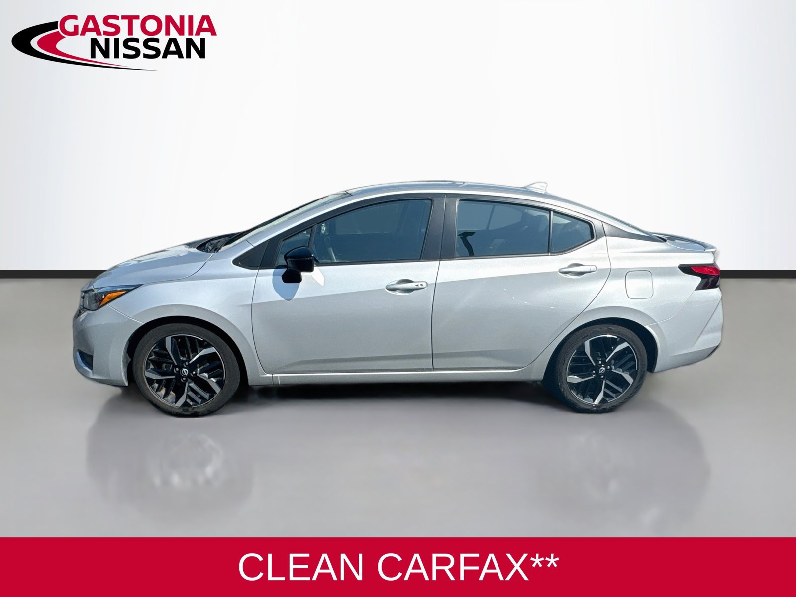 Used 2024 Nissan Versa SR FWD image 5