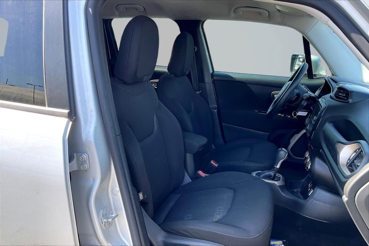Used 2015 Jeep Renegade Latitude FWD image 7
