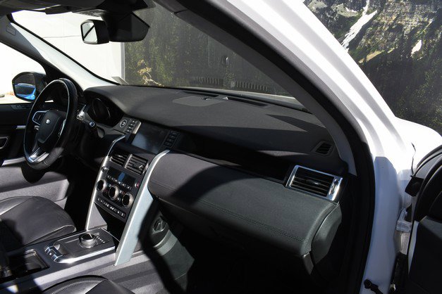 Used 2018 Land Rover Discovery Sport SE image 24