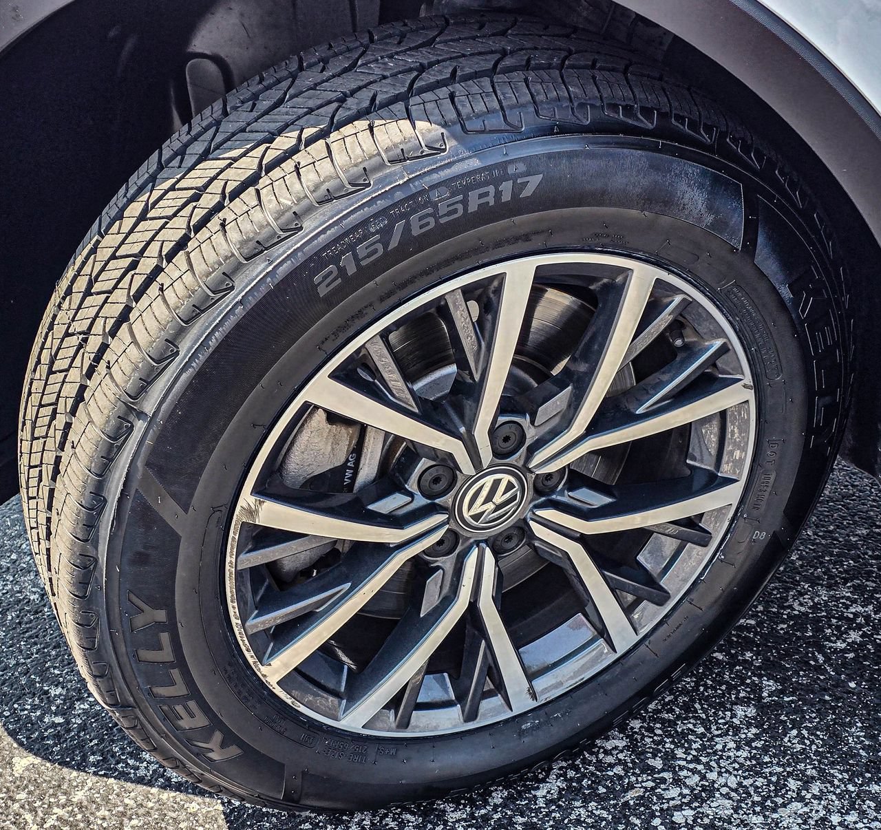 Used 2019 Volkswagen Tiguan SE AWD/4WD image 11