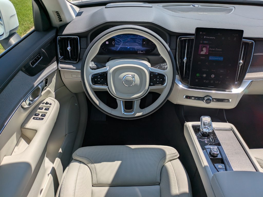 New 2026 Volvo XC90 T8 Ultra w/ Protection Package Premier AWD/4WD image 16