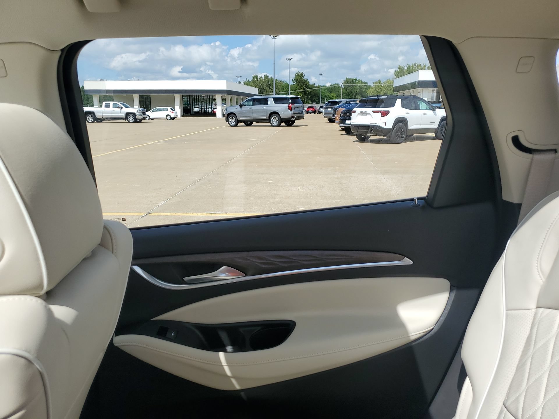 Used 2022 Buick Enclave Avenir AWD/4WD image 12