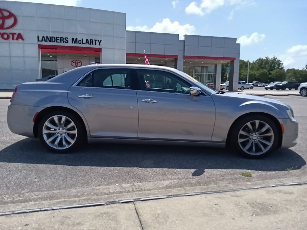 Used 2017 Chrysler 300 C w/ Safetytec Plus Group RWD image 2
