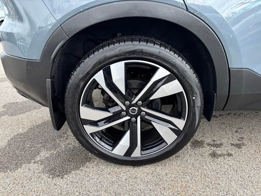 Certified 2023 Volvo XC40 B5 Plus w/ Driver Assist Package AWD/4WD image 32