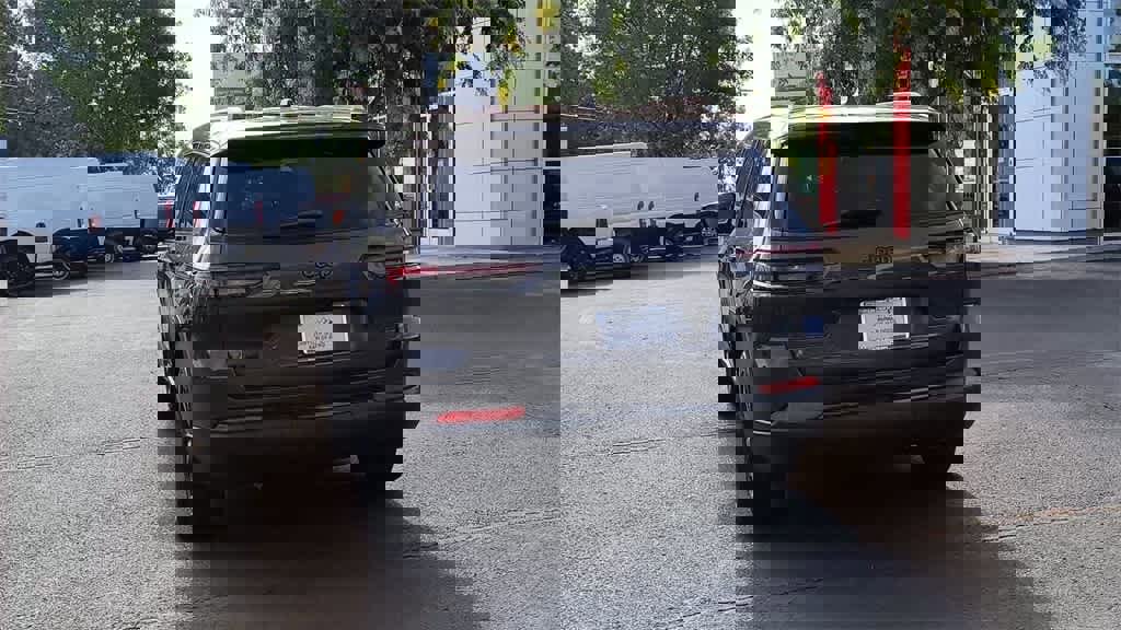 New 2025 Jeep Grand Cherokee L Laredo image 7