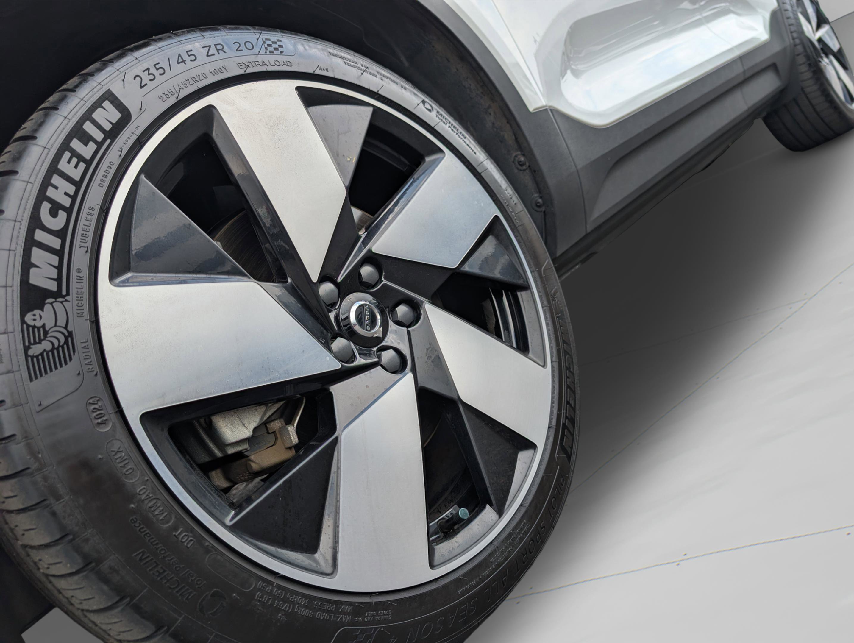 Used 2023 Volvo XC40 Recharge Ultimate w/ Protection Package Premier image 9