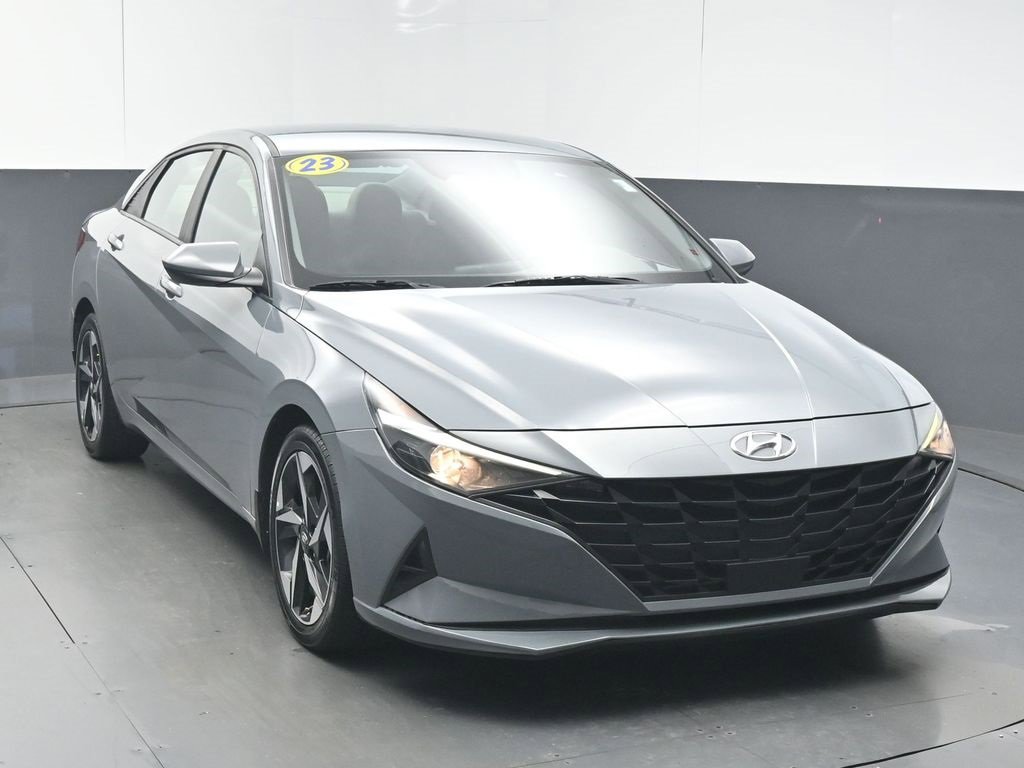 Used 2023 Hyundai Elantra SEL w/ Convenience Package image 2