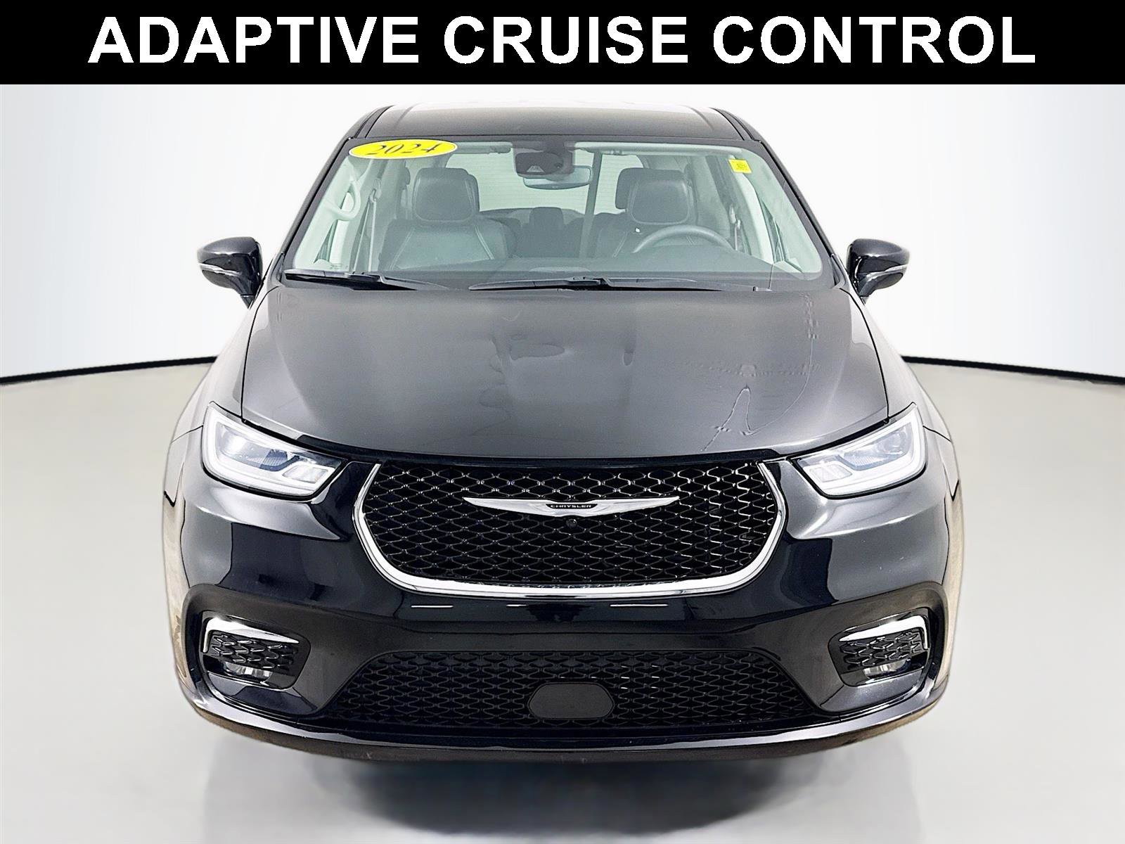 Used 2024 Chrysler Pacifica Touring-L image 2