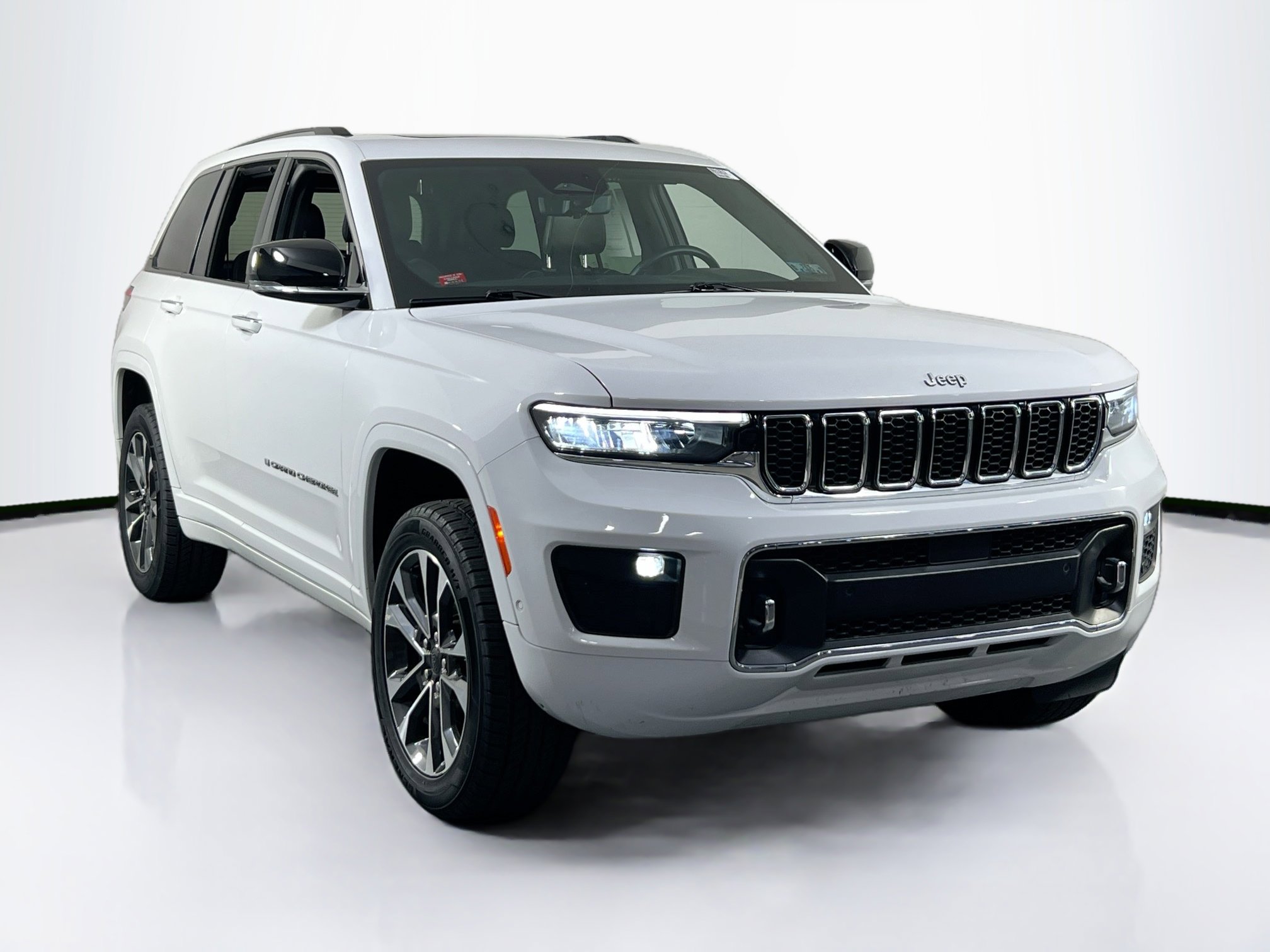 Used 2022 Jeep Grand Cherokee Overland w/ Luxury Tech Group IV image 3
