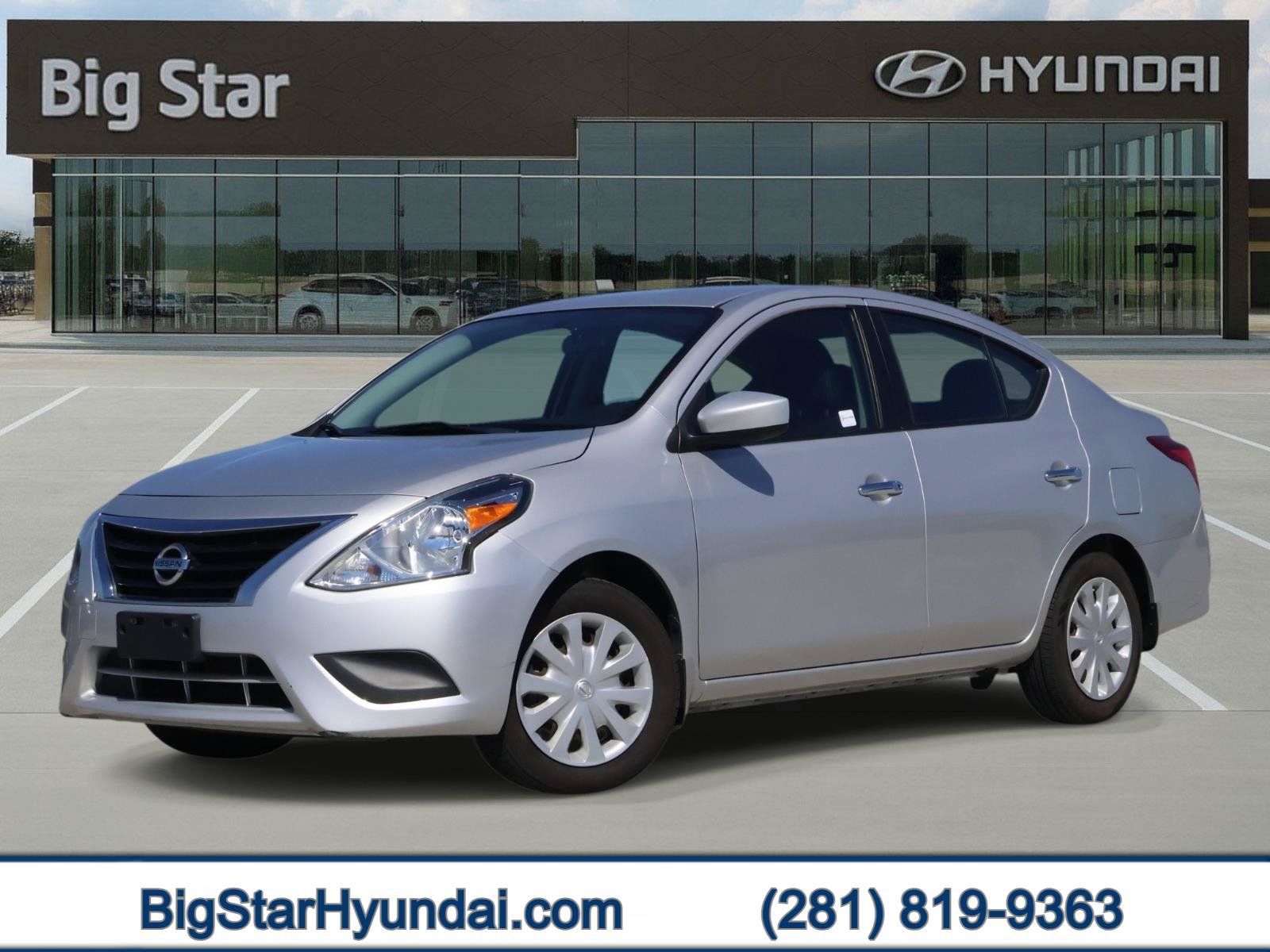 Used 2015 Nissan Versa SV FWD image 1
