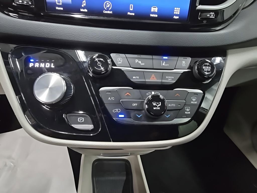 Used 2024 Chrysler Pacifica Touring-L image 27