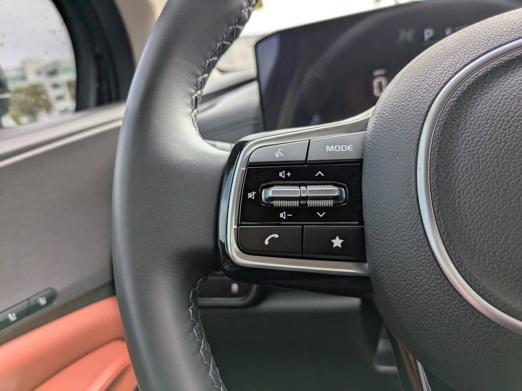 Used 2026 Kia Carnival EX image 29