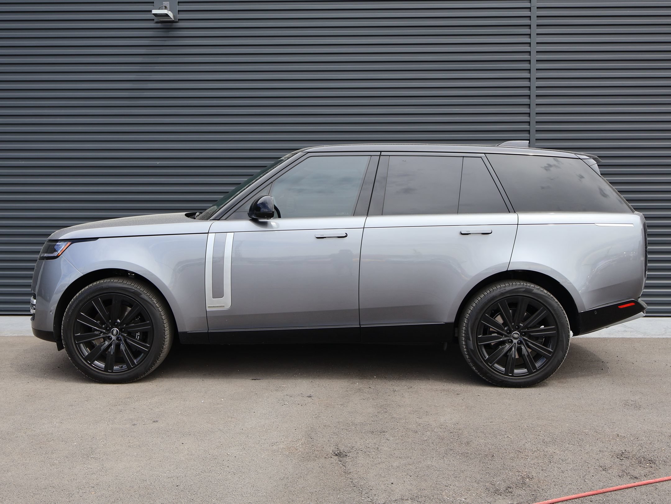 Used 2025 Land Rover Range Rover Autobiography AWD/4WD image 2