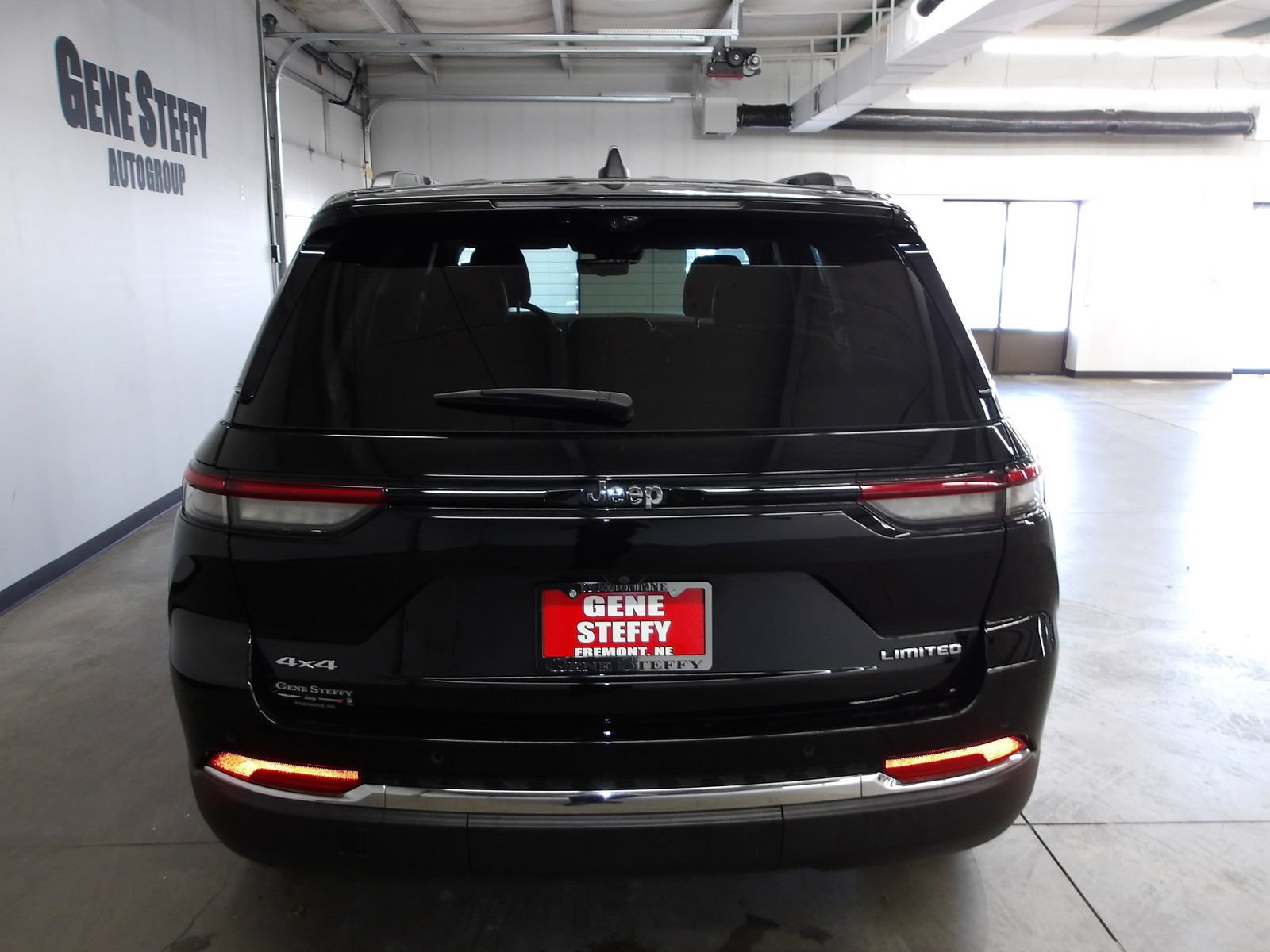 Used 2023 Jeep Grand Cherokee Limited w/ Luxury Tech Group II AWD/4WD image 7