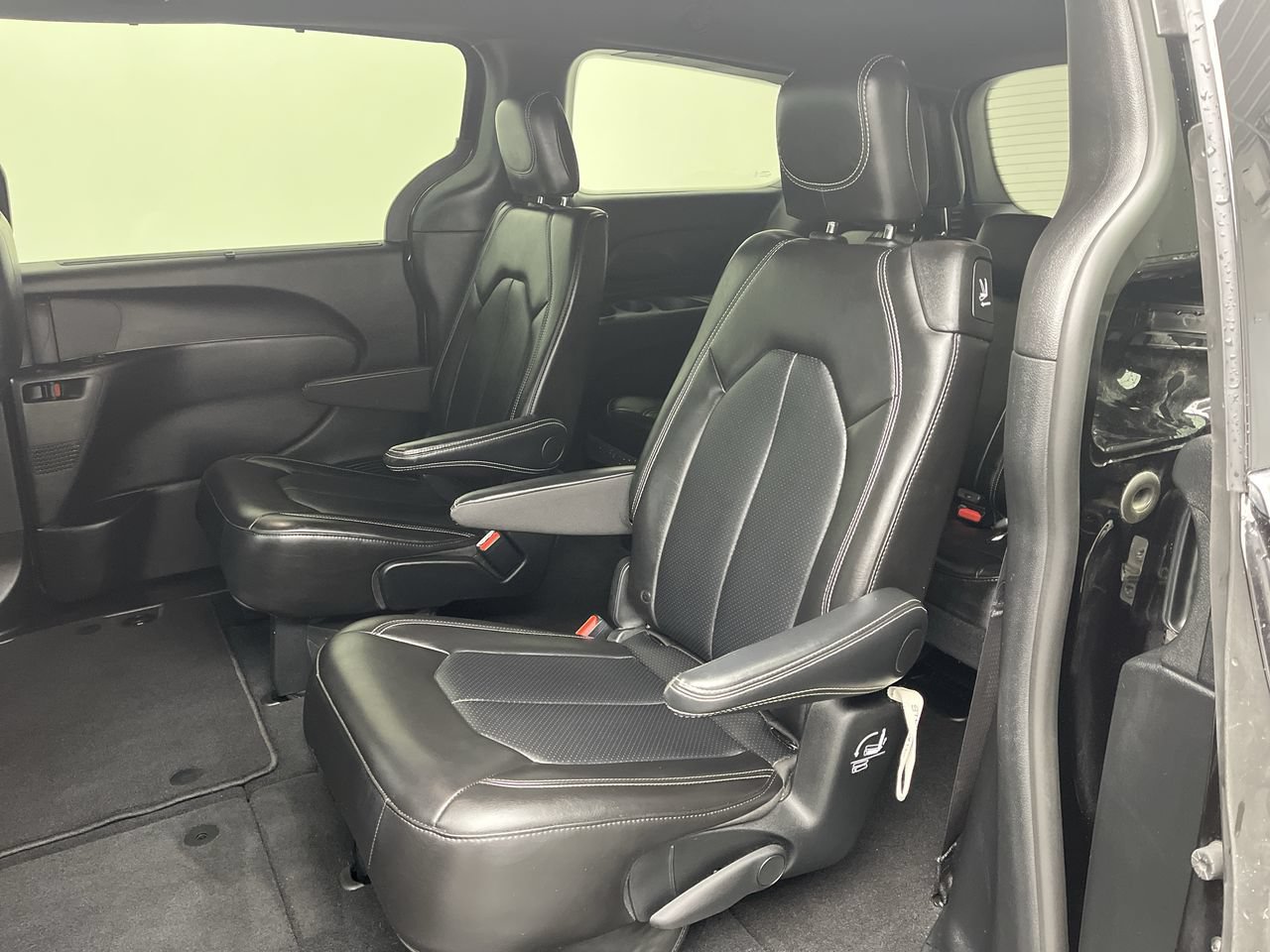 Used 2025 Chrysler Pacifica Select FWD image 11