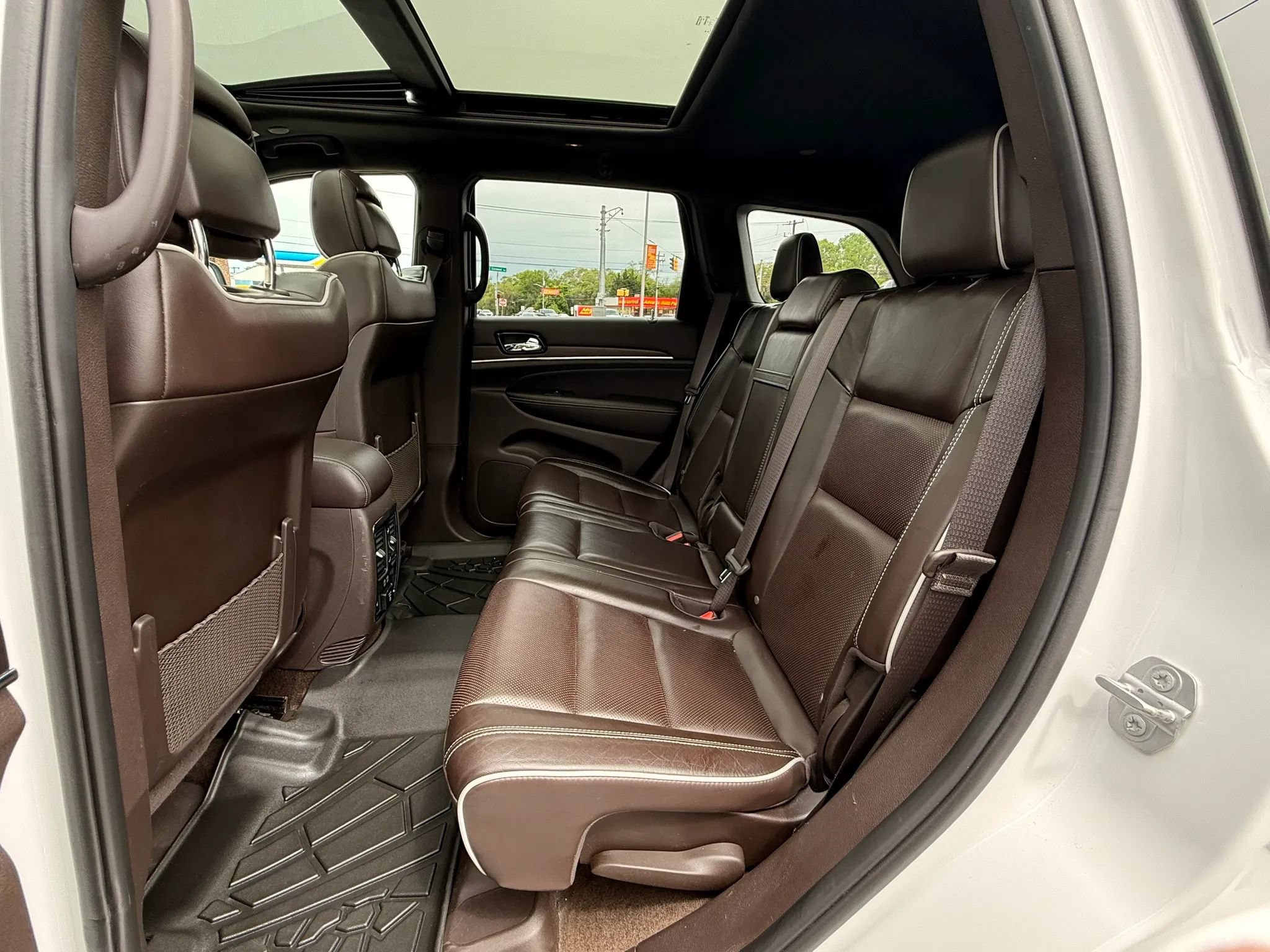 Used 2019 Jeep Grand Cherokee Overland AWD/4WD image 12