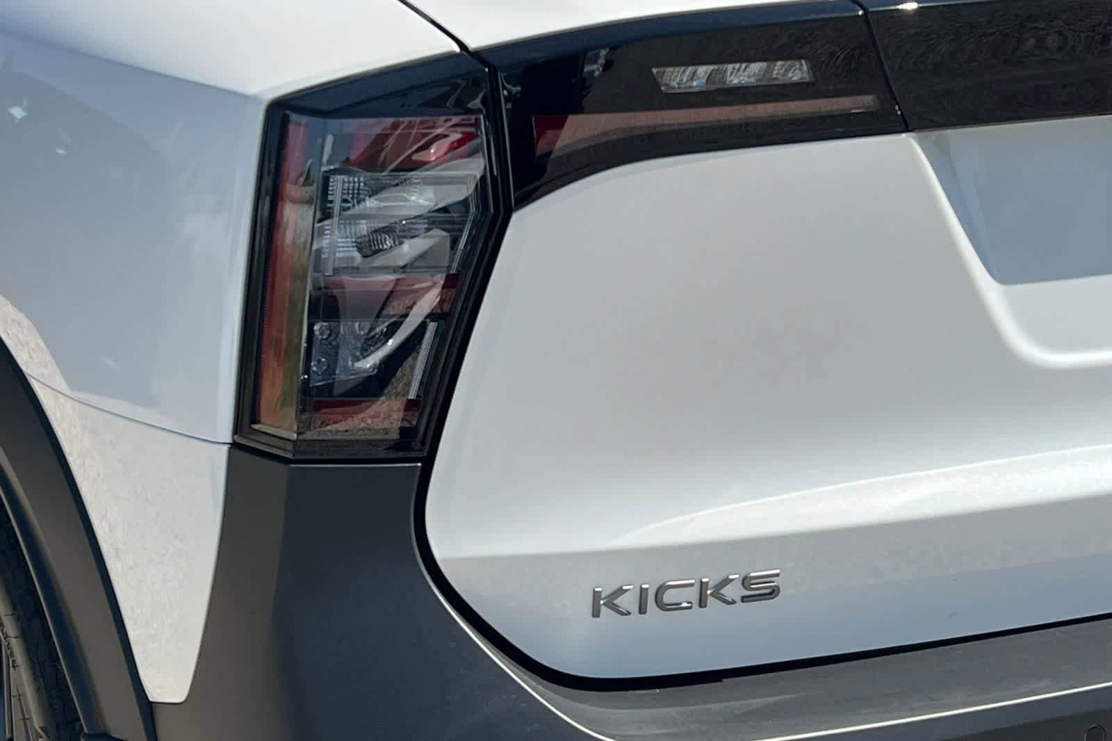 New 2026 Nissan Kicks SR AWD/4WD image 32