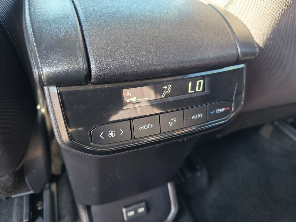 Used 2023 Toyota Highlander LE AWD/4WD image 20