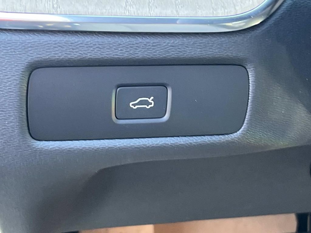 New 2026 Volvo XC60 B5 Plus w/ Protection Package Premier image 24