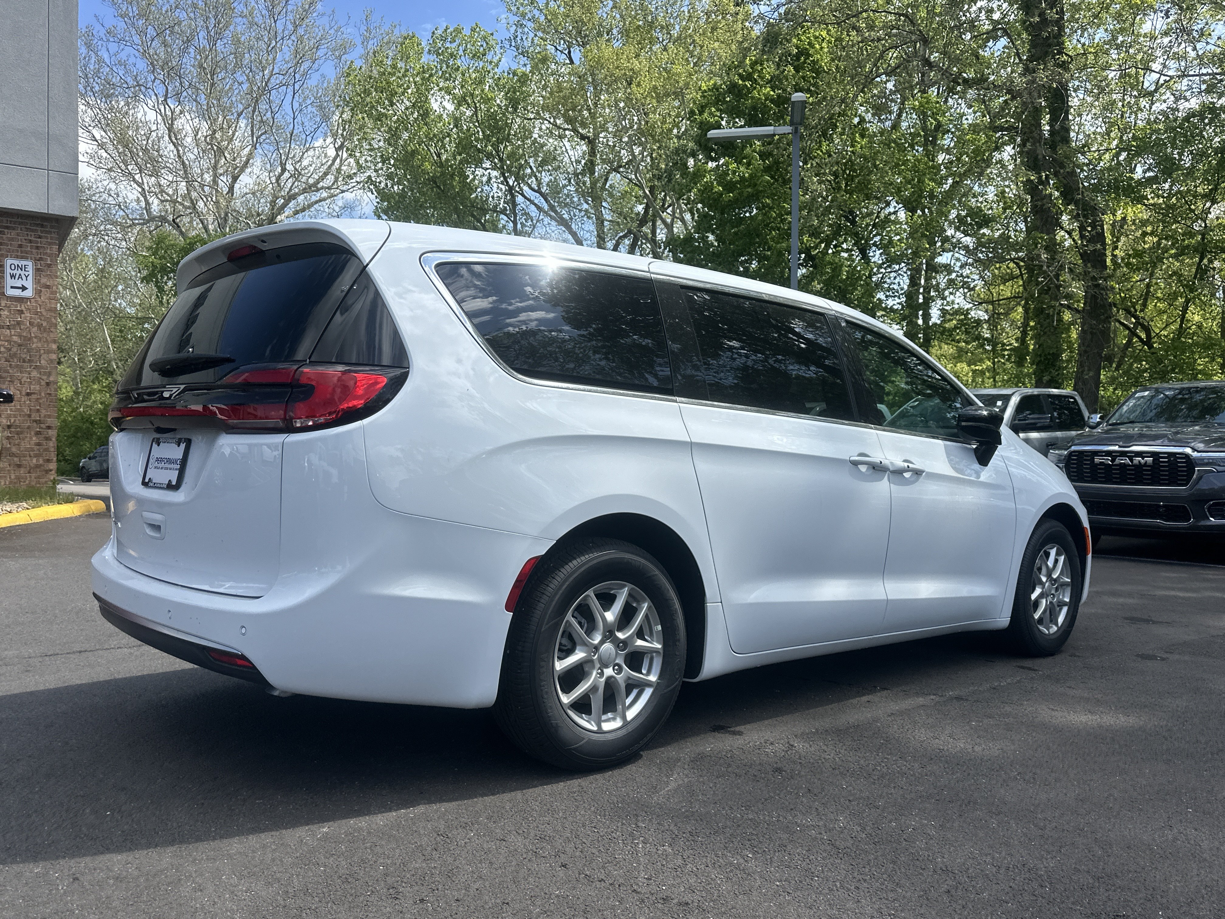 New 2027 Chrysler Pacifica Select FWD image 16