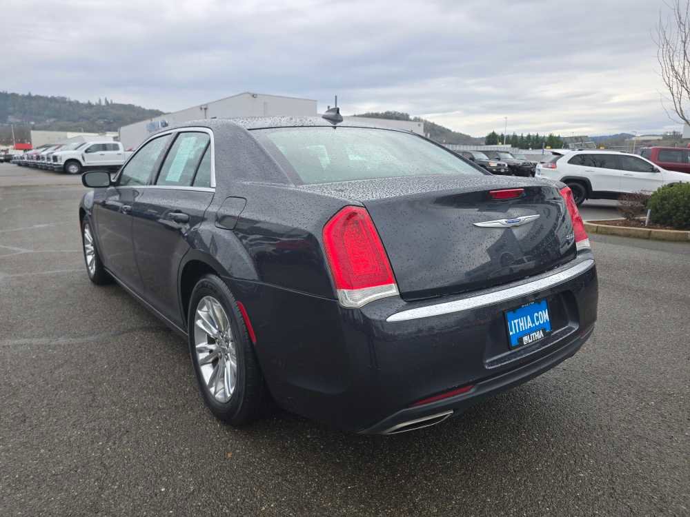 Used 2019 Chrysler 300 Touring w/ Driver Convenience Group image 3