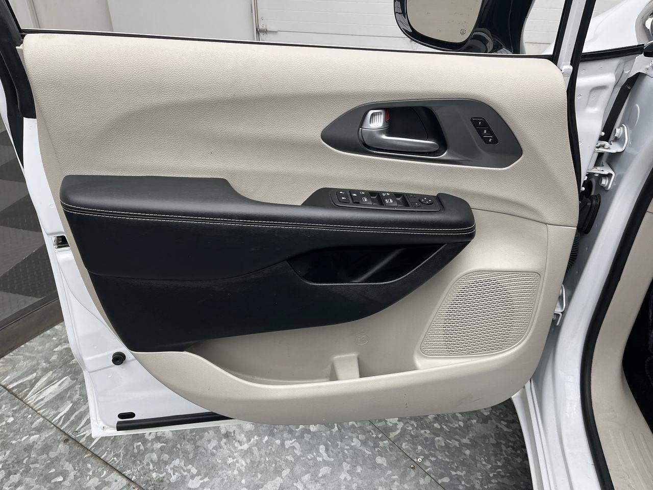 Used 2024 Chrysler Pacifica Touring-L FWD image 6