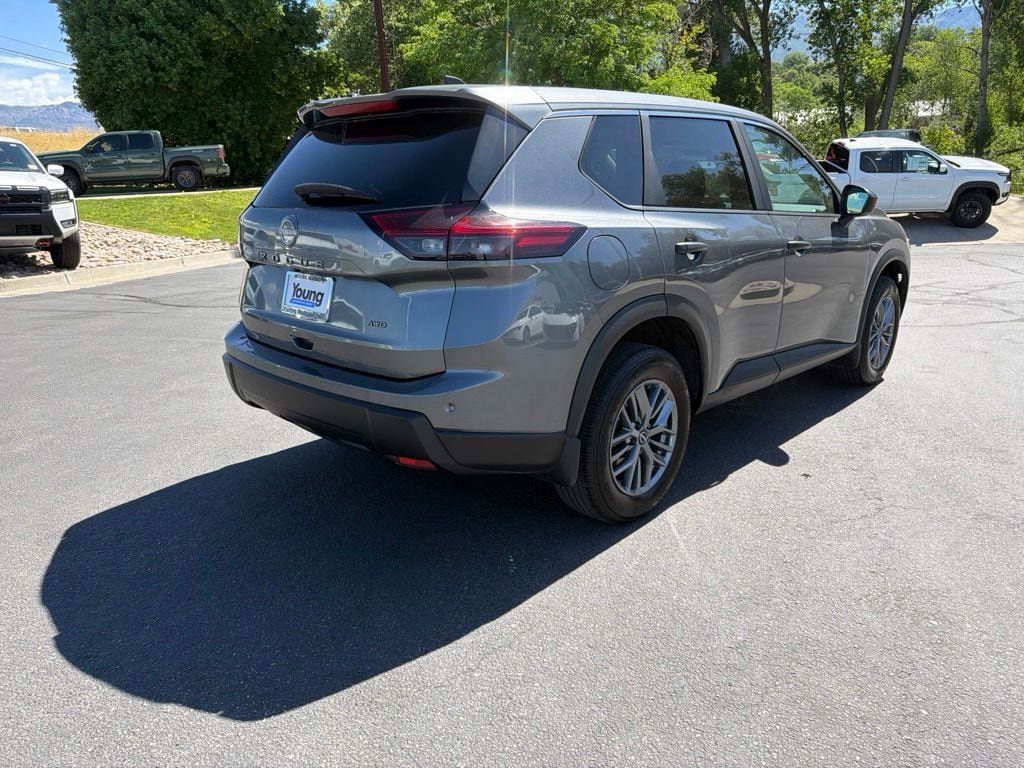 Used 2025 Nissan Rogue S AWD/4WD image 3
