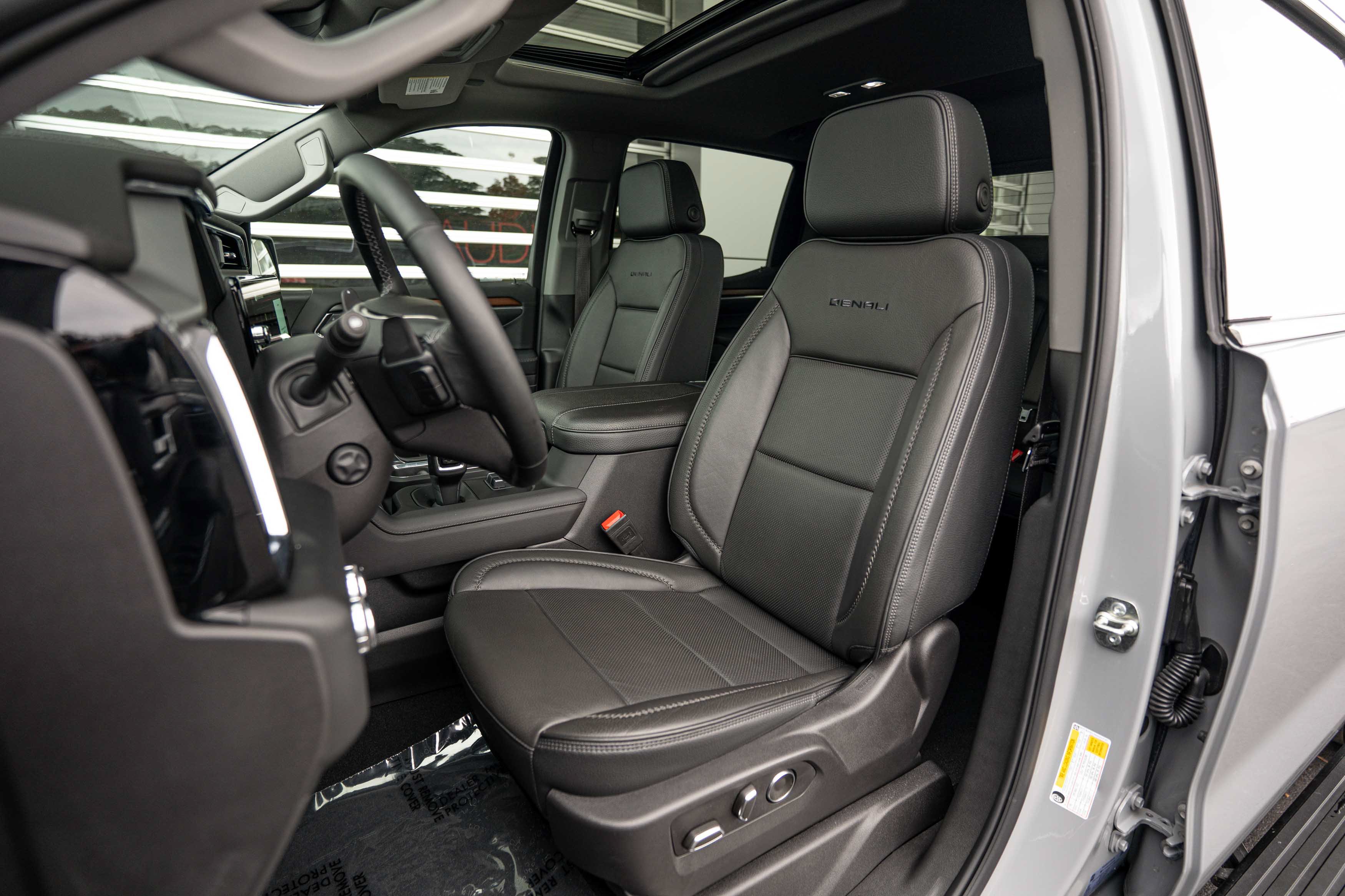 Used 2025 GMC Sierra 1500 Denali w/ Denali Reserve Package AWD/4WD image 5