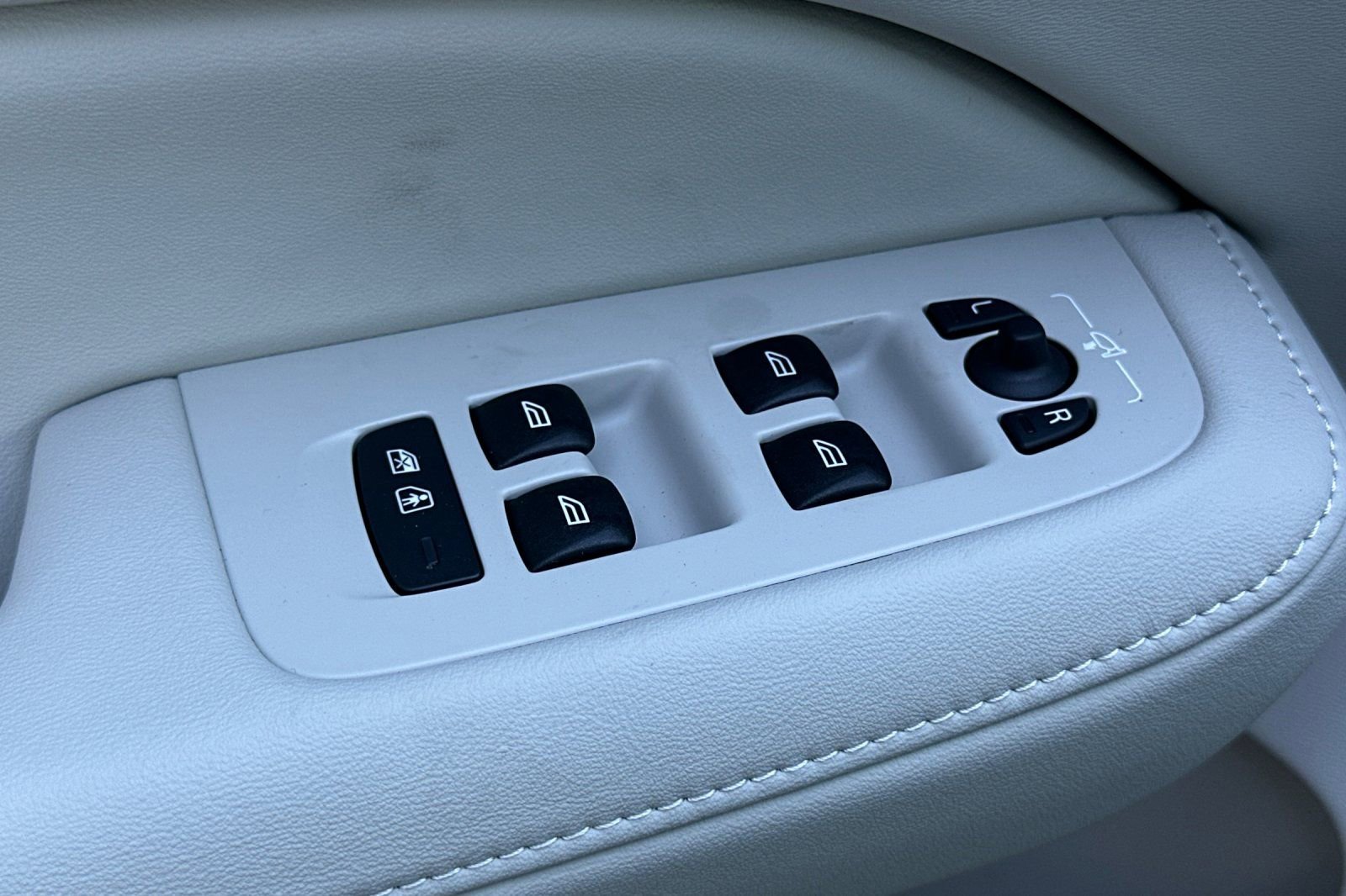 Certified 2026 Volvo V60 B5 Cross Country Plus w/ Climate Package image 11