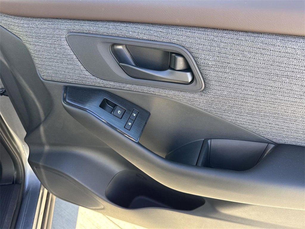 Used 2023 Nissan Rogue S image 27