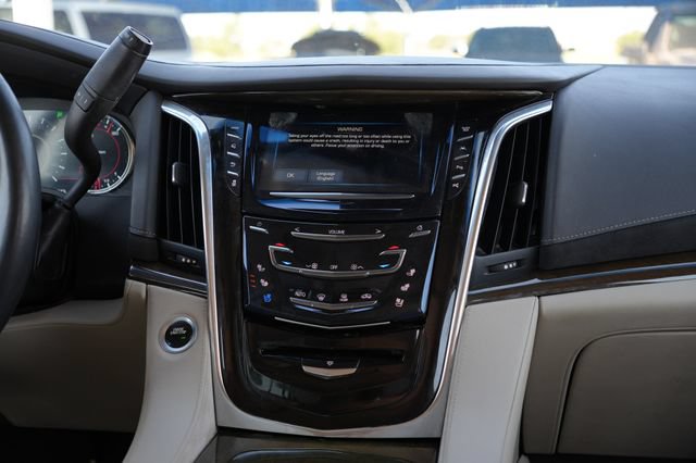 Used 2018 Cadillac Escalade Luxury AWD/4WD image 23