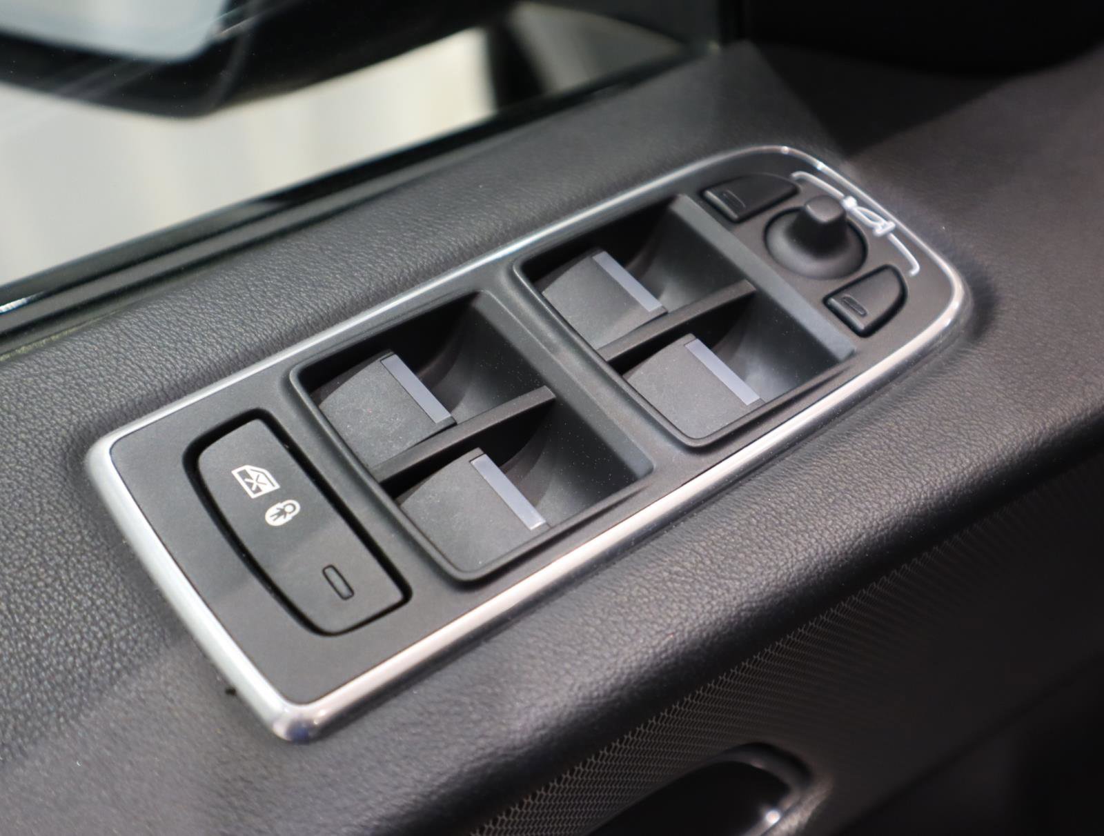 Used 2020 Jaguar F-PACE SVR image 26