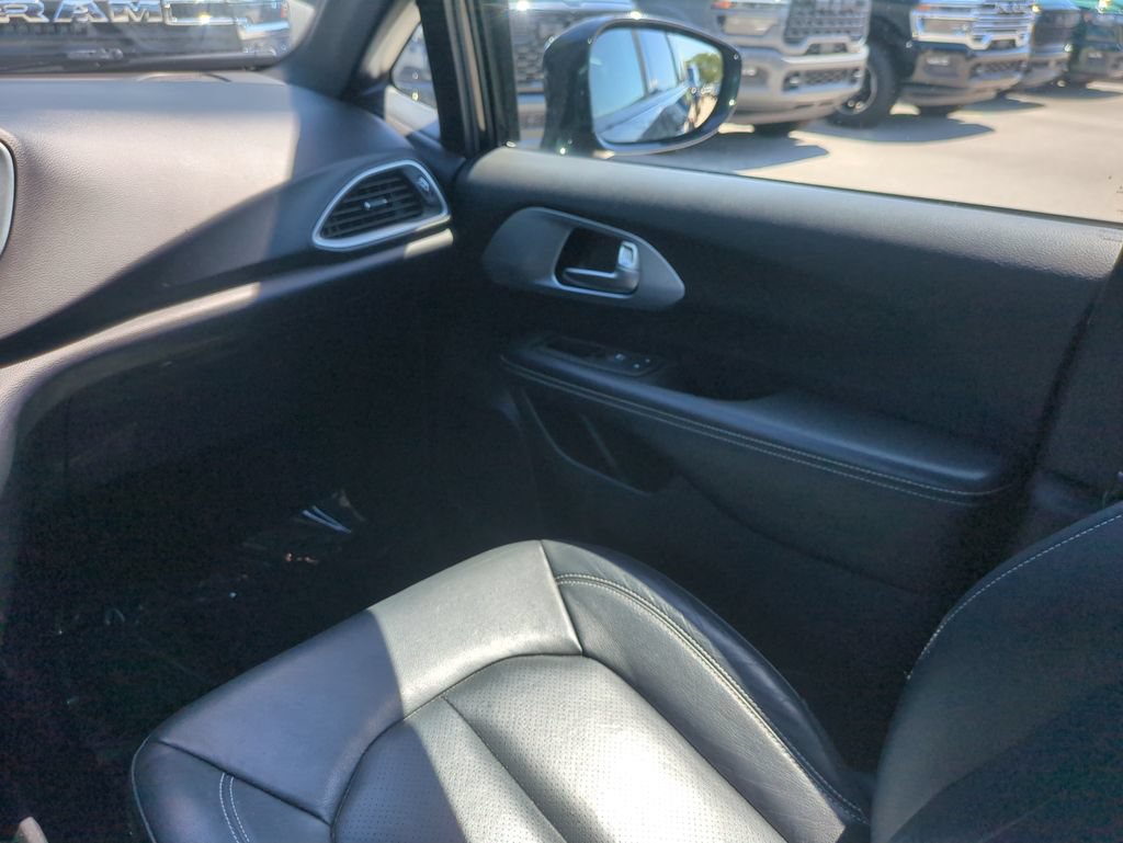Used 2020 Chrysler Pacifica Touring-L Plus FWD image 19