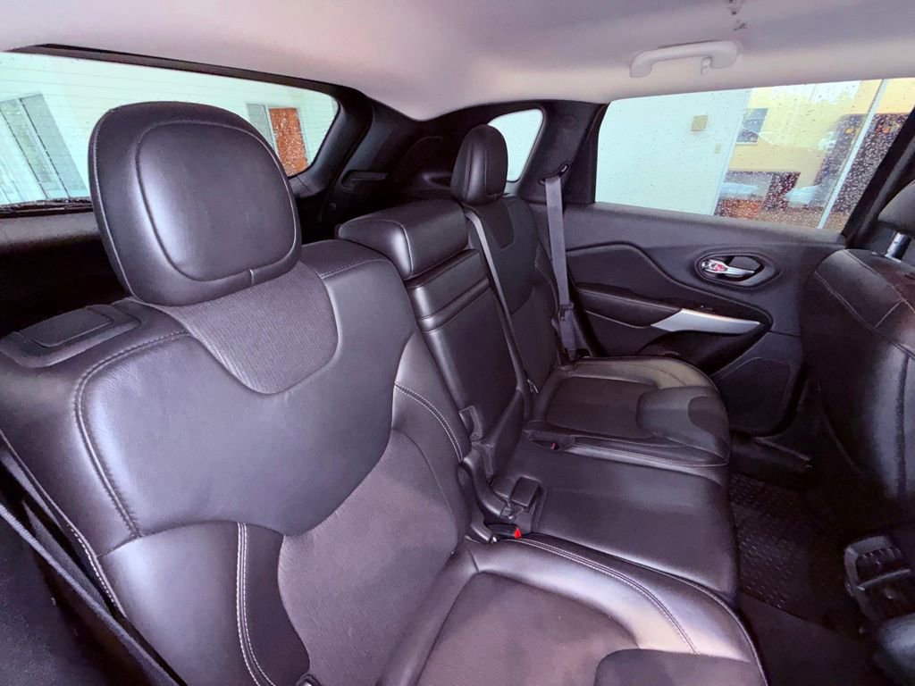 Used 2018 Jeep Cherokee Latitude Plus w/ Comfort/Convenience Group FWD image 11