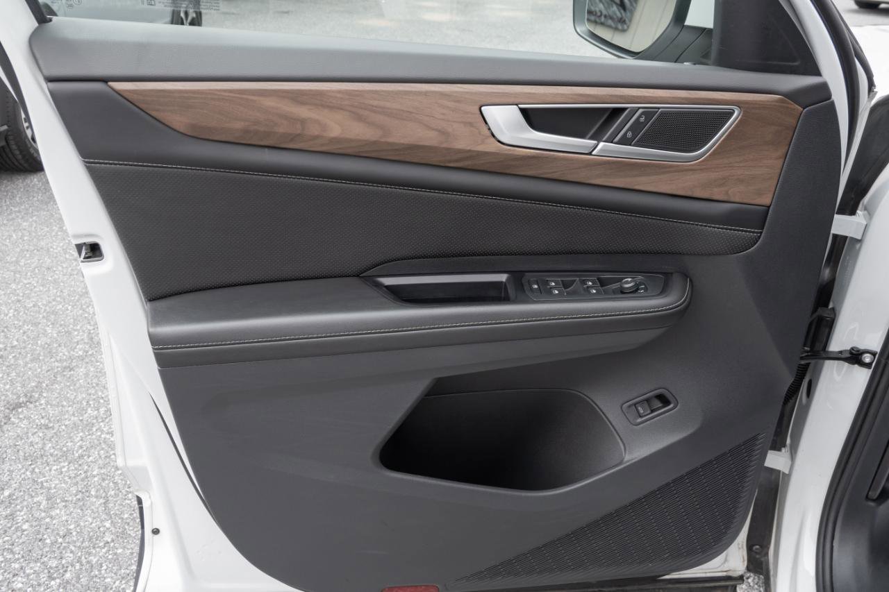 Used 2024 Volkswagen Atlas SE image 12