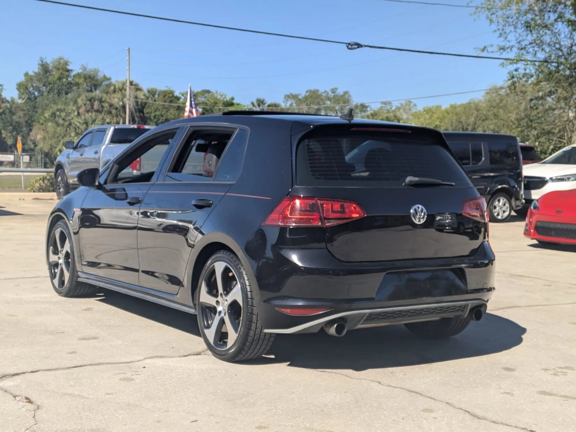 Used 2015 Volkswagen Golf 4-Door image 2