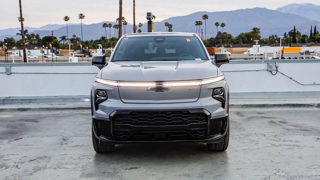 Used 2025 Chevrolet Silverado EV RST AWD/4WD image 3