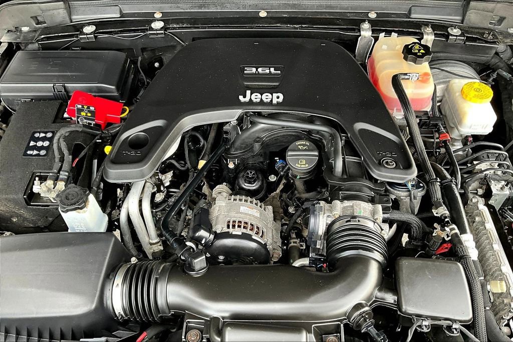 Used 2019 Jeep Wrangler Unlimited Sahara w/ Dual Top Group image 29