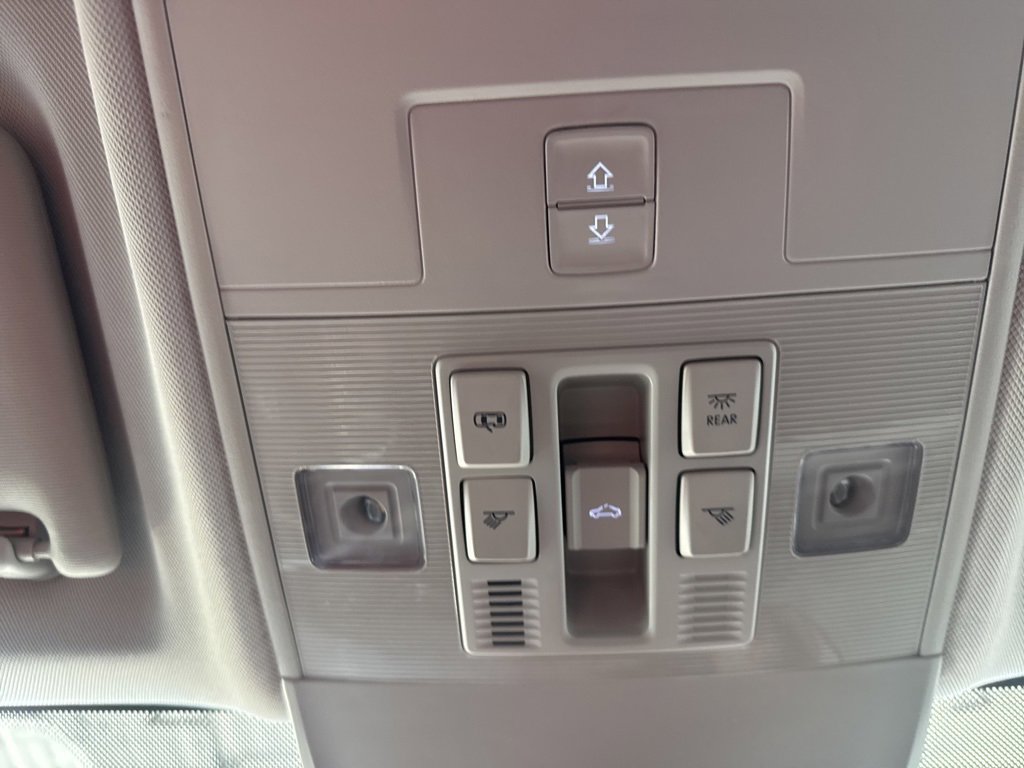 Certified 2025 Volkswagen Taos SE image 22